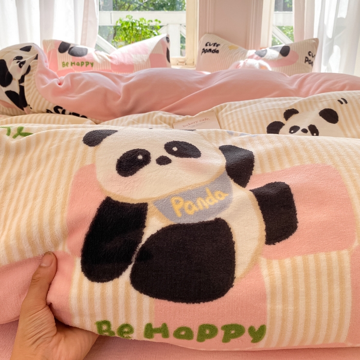 91家纺网 家纺一手货源 找家纺 豫见家纺 2025新款牛奶绒印花四件套 熊猫乐园-粉