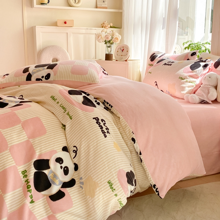 91家纺网 家纺一手货源 找家纺 豫见家纺 2025新款牛奶绒印花四件套 熊猫乐园-粉