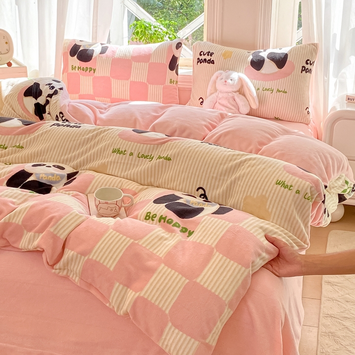 91家纺网 家纺一手货源 找家纺 豫见家纺 2025新款牛奶绒印花四件套 熊猫乐园-粉