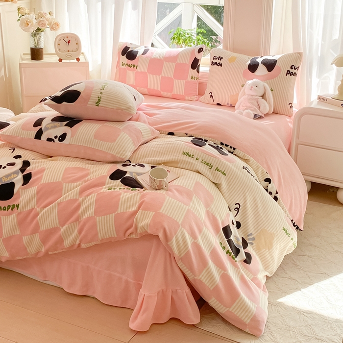 91家纺网 家纺一手货源 找家纺 豫见家纺 2025新款牛奶绒印花四件套 熊猫乐园-粉