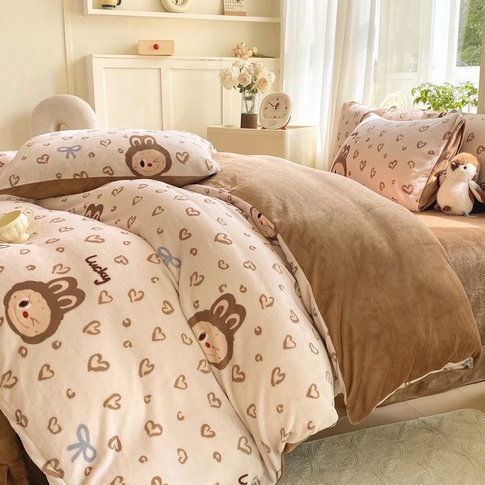 91家纺网 家纺一手货源 找家纺 豫见家纺 2025新款牛奶绒印花四件套 淘气兔