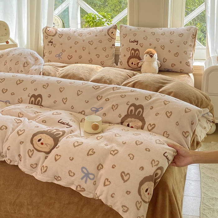 91家纺网 家纺一手货源 找家纺 豫见家纺 2025新款牛奶绒印花四件套 淘气兔