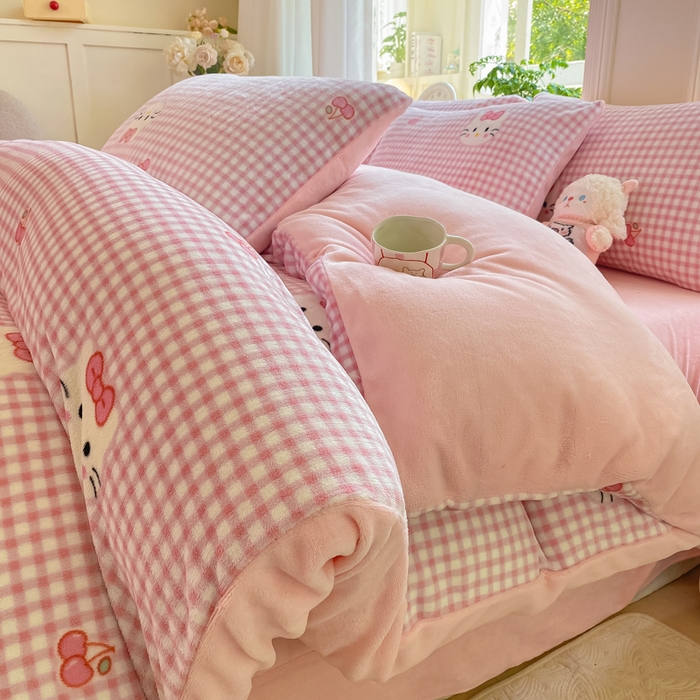 91家纺网 家纺一手货源 找家纺 豫见家纺 2025新款牛奶绒印花四件套 甜心凯蒂-粉