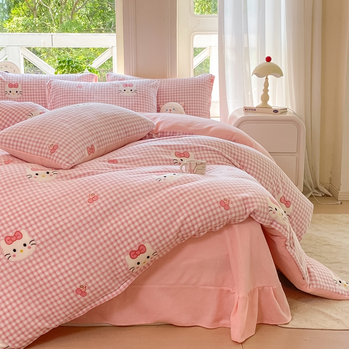 91家纺网 家纺一手货源 找家纺 豫见家纺 2025新款牛奶绒印花四件套 甜心凯蒂-粉