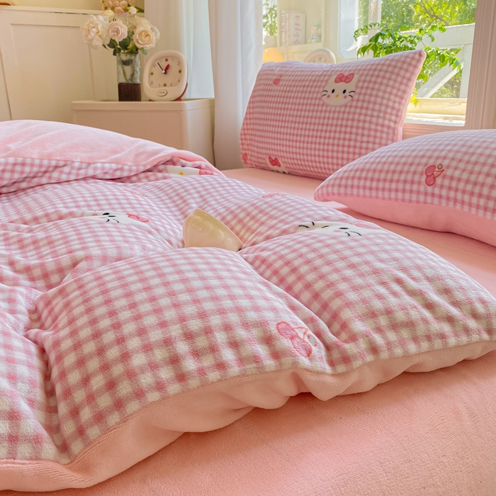 91家纺网 家纺一手货源 找家纺 豫见家纺 2025新款牛奶绒印花四件套 甜心凯蒂-粉