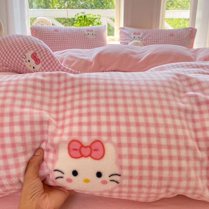 91家纺网 家纺一手货源 找家纺 豫见家纺 2025新款牛奶绒印花四件套 甜心凯蒂-粉