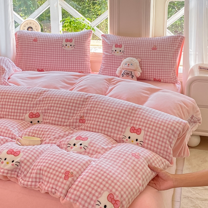 91家纺网 家纺一手货源 找家纺 豫见家纺 2025新款牛奶绒印花四件套 甜心凯蒂-粉