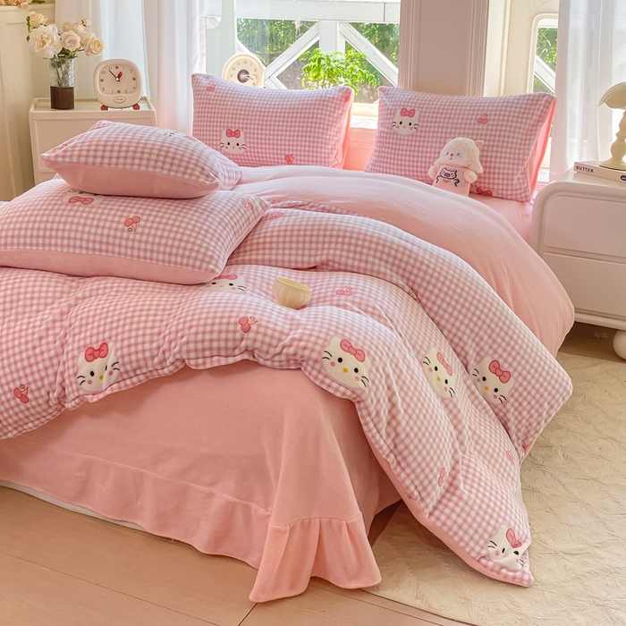 91家纺网 家纺一手货源 找家纺 豫见家纺 2025新款牛奶绒印花四件套 甜心凯蒂-粉