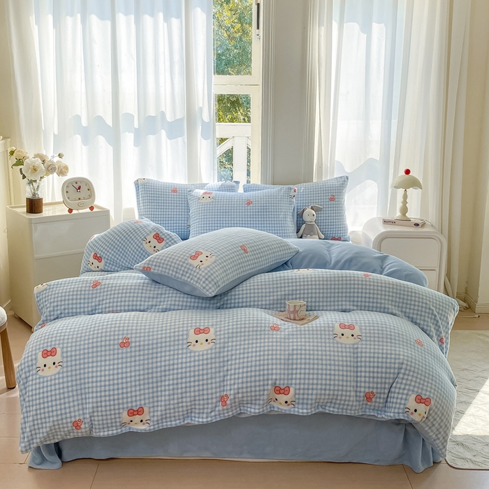 91家纺网 家纺一手货源 找家纺 豫见家纺 2025新款牛奶绒印花四件套 甜心凯蒂-蓝