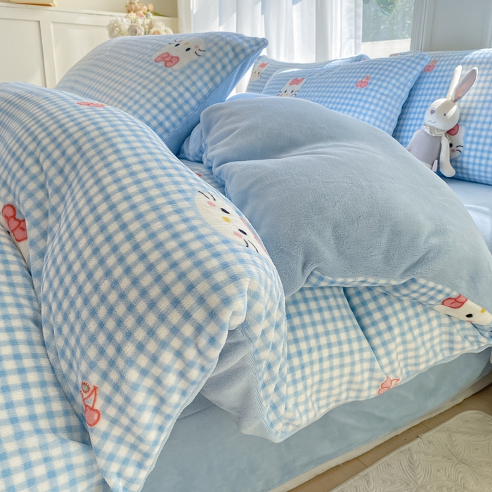 91家纺网 家纺一手货源 找家纺 豫见家纺 2025新款牛奶绒印花四件套 甜心凯蒂-蓝