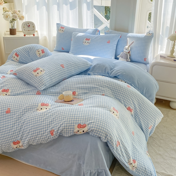 91家纺网 家纺一手货源 找家纺 豫见家纺 2025新款牛奶绒印花四件套 甜心凯蒂-蓝