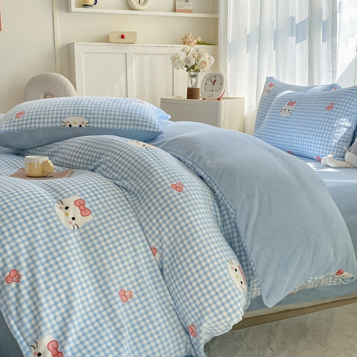 91家纺网 家纺一手货源 找家纺 豫见家纺 2025新款牛奶绒印花四件套 甜心凯蒂-蓝