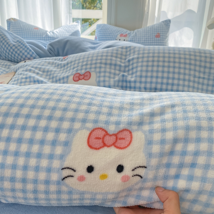 91家纺网 家纺一手货源 找家纺 豫见家纺 2025新款牛奶绒印花四件套 甜心凯蒂-蓝