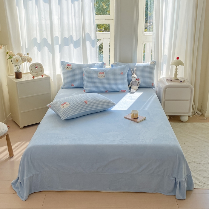 91家纺网 家纺一手货源 找家纺 豫见家纺 2025新款牛奶绒印花四件套 甜心凯蒂-蓝