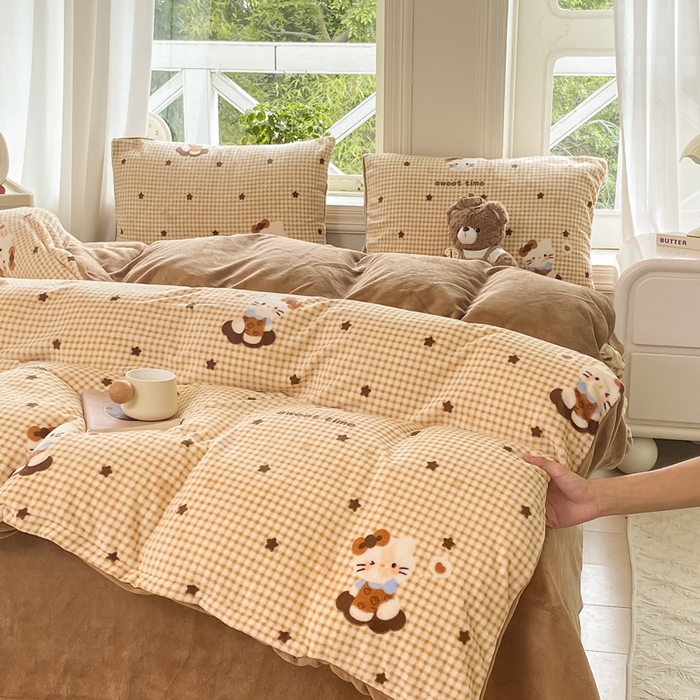 91家纺网 家纺一手货源 找家纺 豫见家纺 2025新款牛奶绒印花四件套 甜心凯蒂-棕