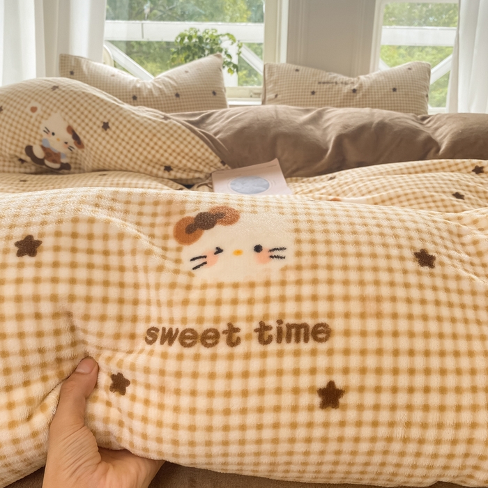 91家纺网 家纺一手货源 找家纺 豫见家纺 2025新款牛奶绒印花四件套 甜心凯蒂-棕