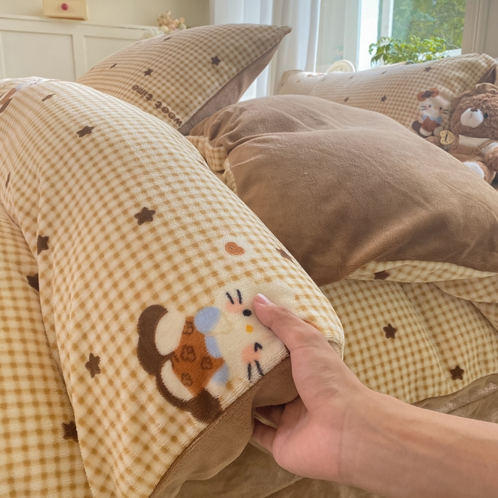 91家纺网 家纺一手货源 找家纺 豫见家纺 2025新款牛奶绒印花四件套 甜心凯蒂-棕