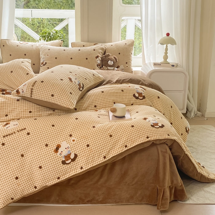 91家纺网 家纺一手货源 找家纺 豫见家纺 2025新款牛奶绒印花四件套 甜心凯蒂-棕