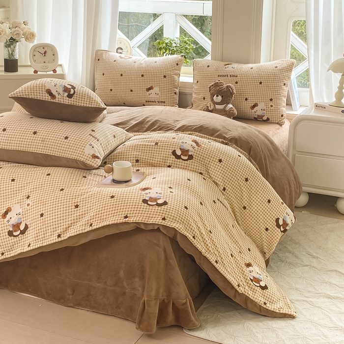 91家纺网 家纺一手货源 找家纺 豫见家纺 2025新款牛奶绒印花四件套 甜心凯蒂-棕