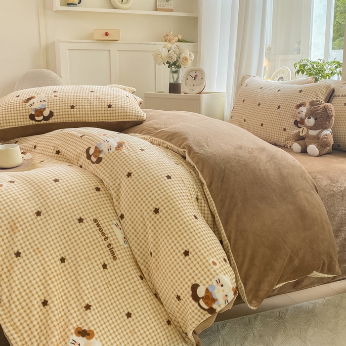 91家纺网 家纺一手货源 找家纺 豫见家纺 2025新款牛奶绒印花四件套 甜心凯蒂-棕