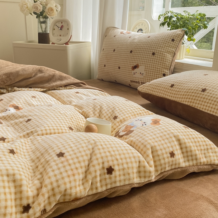 91家纺网 家纺一手货源 找家纺 豫见家纺 2025新款牛奶绒印花四件套 甜心凯蒂-棕