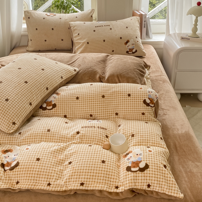 91家纺网 家纺一手货源 找家纺 豫见家纺 2025新款牛奶绒印花四件套 甜心凯蒂-棕