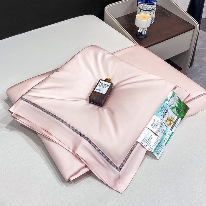 91家纺网 家纺一手货源 找家纺 憨豆 2025新款天丝棉夏被镂空工艺款20%大豆夏凉被莫代尔贡缎空调被 玫瑰粉