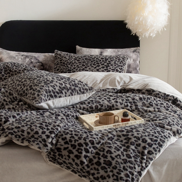 91家纺网 家纺一手货源 找家纺 ONE TWO ONE 121 2025新款轻奢加厚保暖皮草绒四件套 豹纹黑金