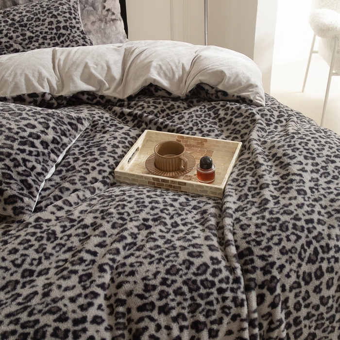 91家纺网 家纺一手货源 找家纺 ONE TWO ONE 121 2025新款轻奢加厚保暖皮草绒四件套 豹纹黑金