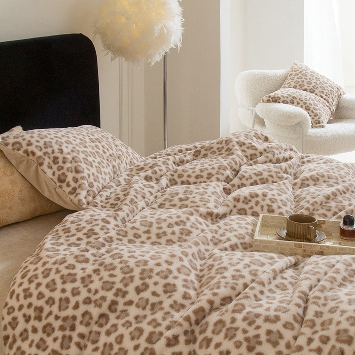 91家纺网 家纺一手货源 找家纺 ONE TWO ONE 121 2025新款轻奢加厚保暖皮草绒四件套 豹纹摩卡