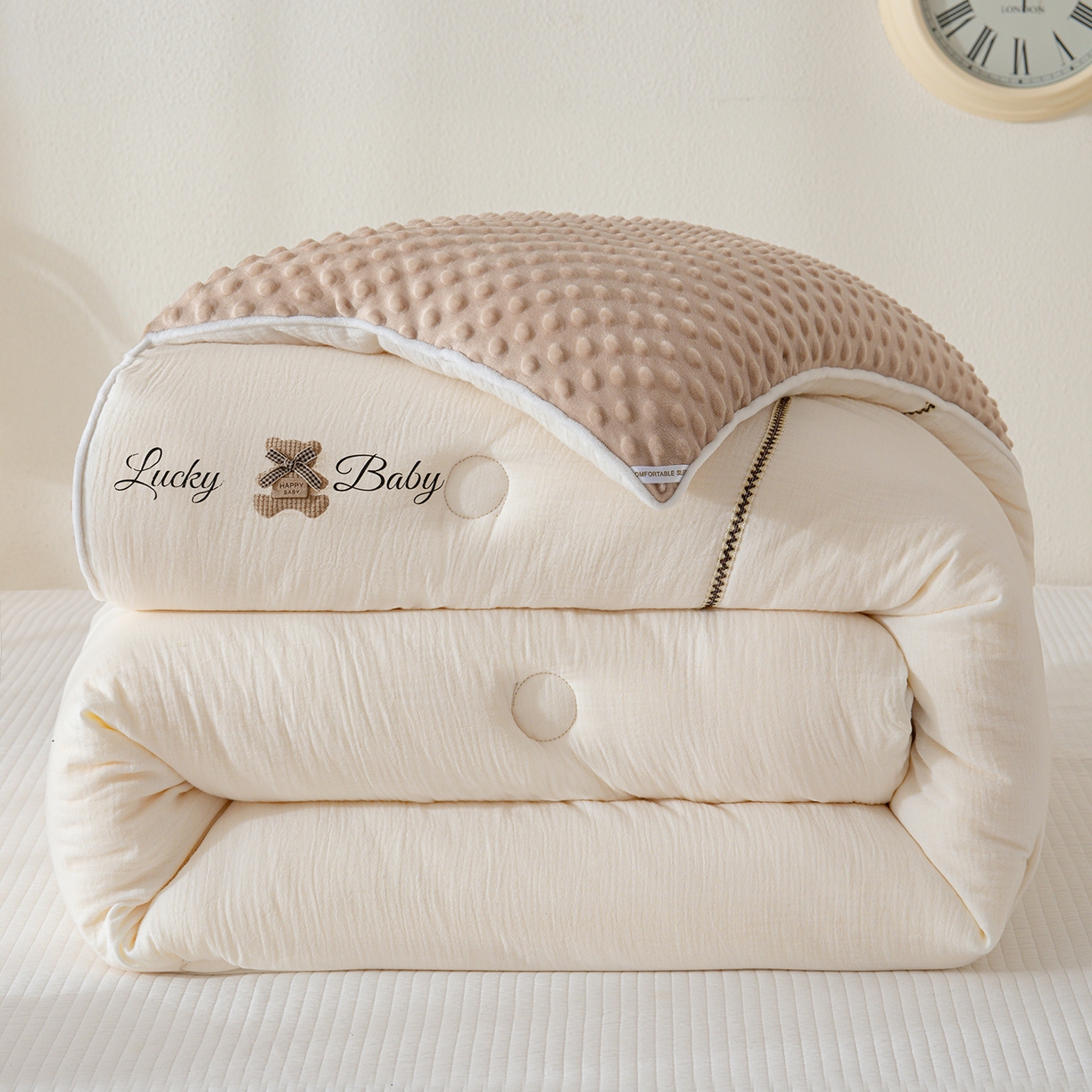 91家纺网 家纺一手货源 找家纺 芯恋家居 2025新款小香风A类母婴级全棉双层纱宝宝绒豆豆被保暖四季被 小香织带熊-奶白咖