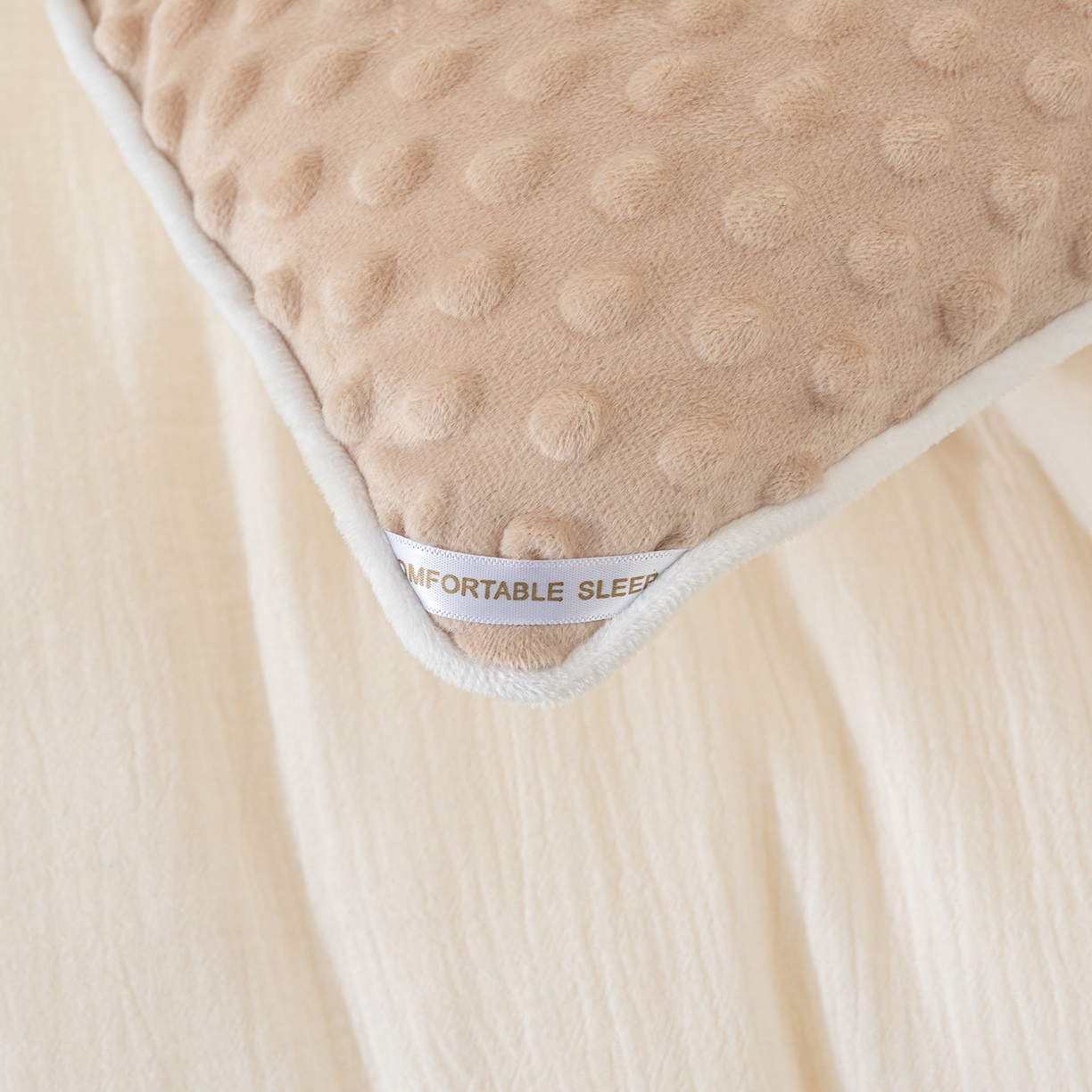 91家纺网 家纺一手货源 找家纺 芯恋家居 2025新款小香风A类母婴级全棉双层纱宝宝绒豆豆被保暖四季被 小香织带熊-奶白咖