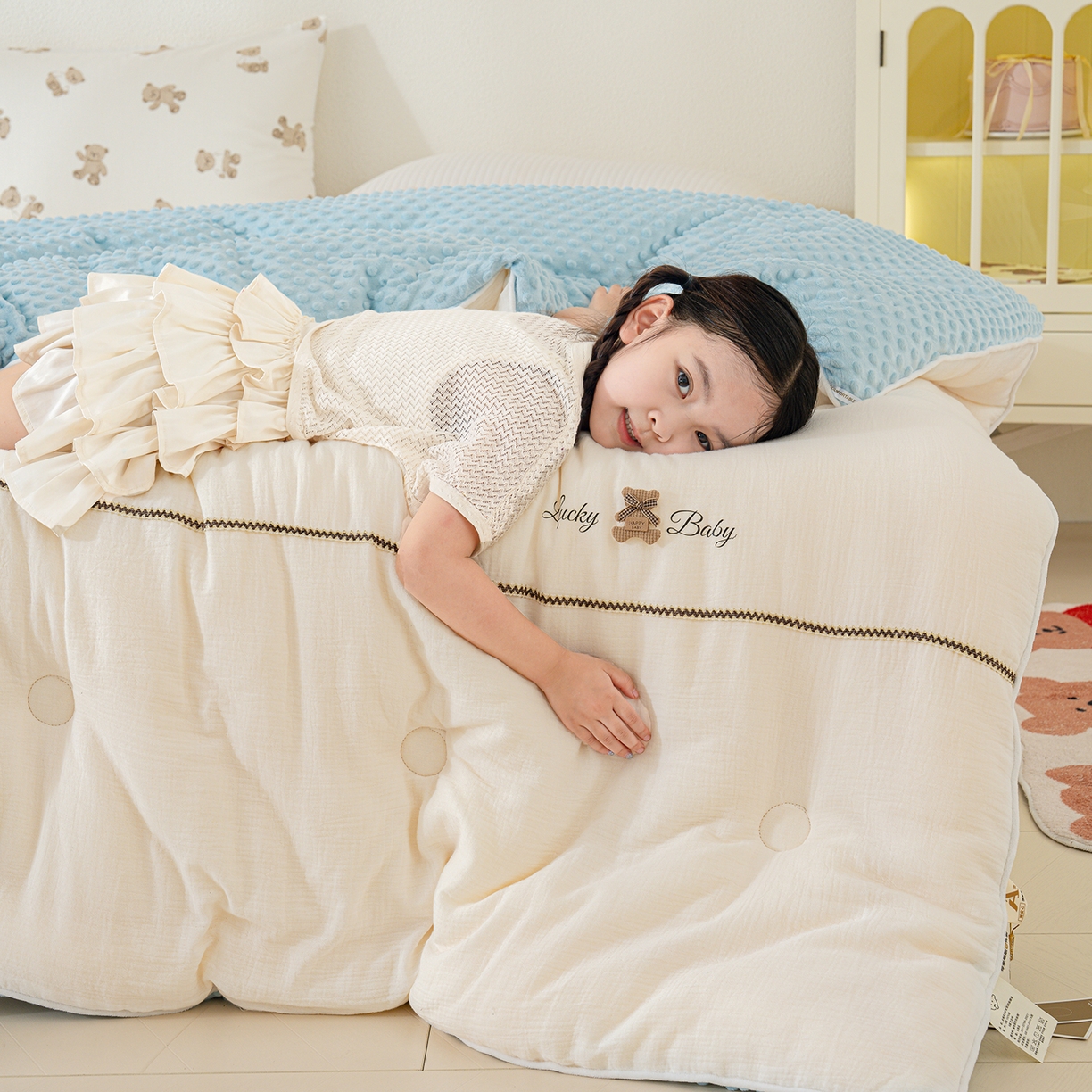 91家纺网 家纺一手货源 找家纺 芯恋家居 2025新款小香风A类母婴级全棉双层纱宝宝绒豆豆被保暖四季被 小香织带熊-奶白蓝