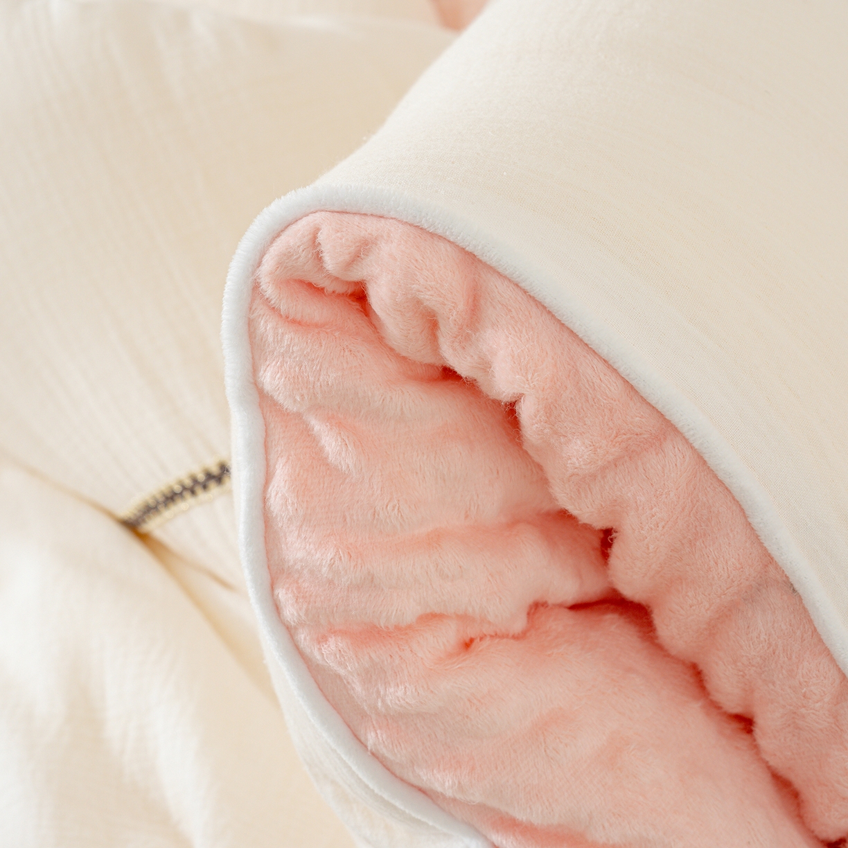 91家纺网 家纺一手货源 找家纺 芯恋家居 2025新款小香风A类母婴级全棉双层纱宝宝绒豆豆被保暖四季被 小香织带熊-奶白粉