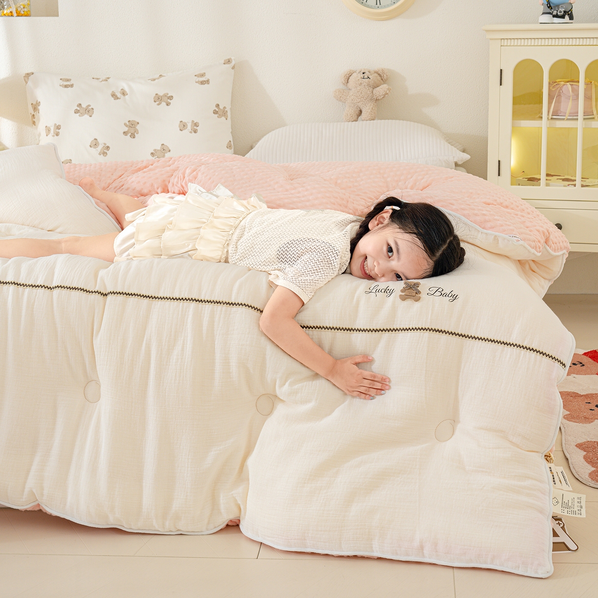 91家纺网 家纺一手货源 找家纺 芯恋家居 2025新款小香风A类母婴级全棉双层纱宝宝绒豆豆被保暖四季被 小香织带熊-奶白粉