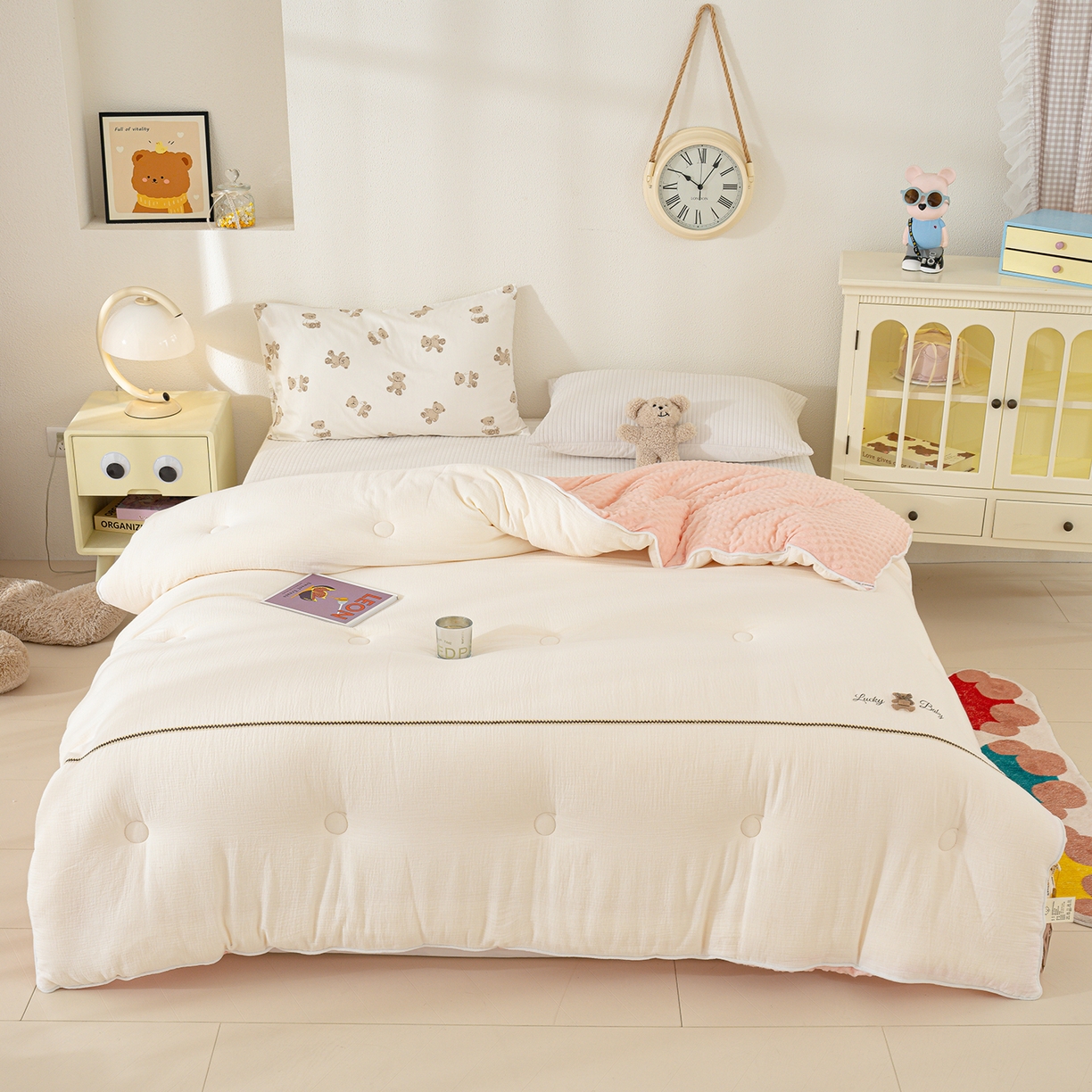 91家纺网 家纺一手货源 找家纺 芯恋家居 2025新款小香风A类母婴级全棉双层纱宝宝绒豆豆被保暖四季被 小香织带熊-奶白粉