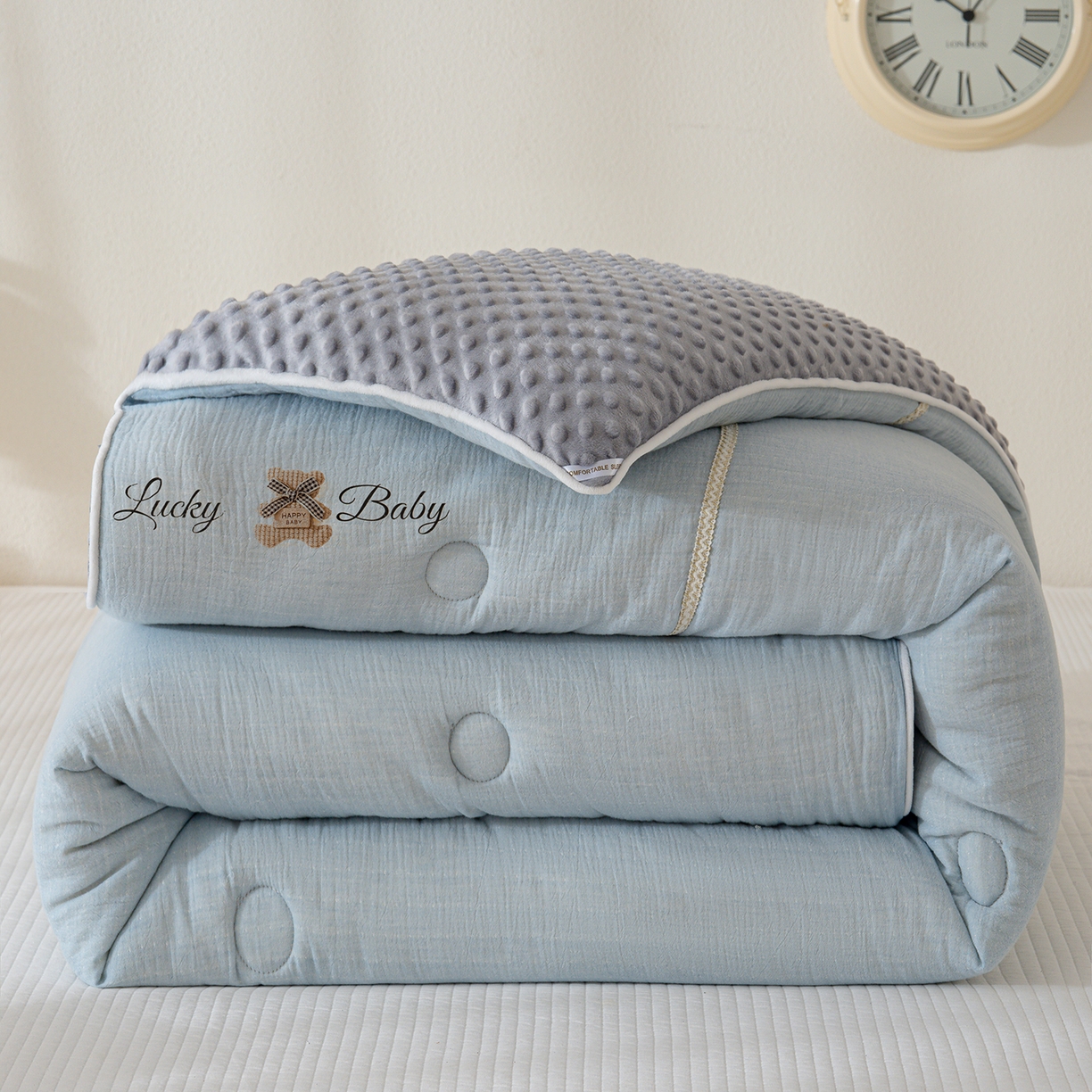 91家纺网 家纺一手货源 找家纺 芯恋家居 2025新款小香风A类母婴级全棉双层纱宝宝绒豆豆被保暖四季被 小香织带熊-蓝灰