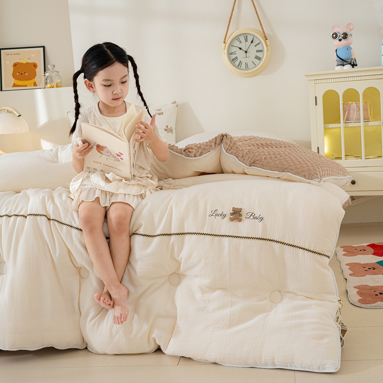 91家纺网 家纺一手货源 找家纺 芯恋家居 2025新款小香风A类母婴级全棉双层纱宝宝绒豆豆被保暖四季被 小香织带熊-奶白咖