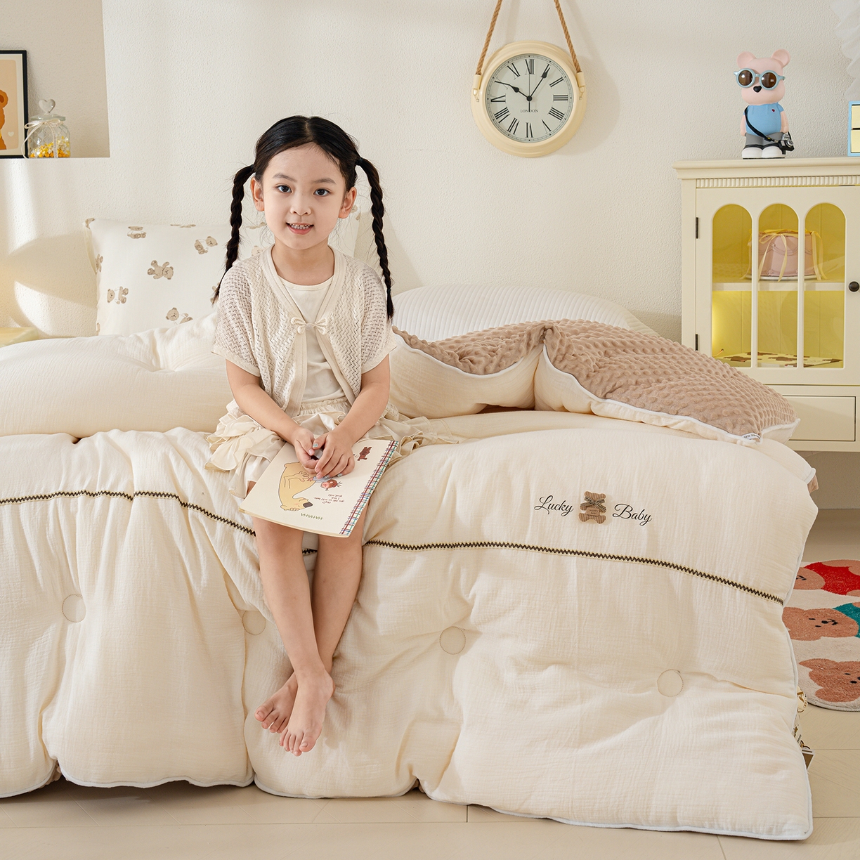 91家纺网 家纺一手货源 找家纺 芯恋家居 2025新款小香风A类母婴级全棉双层纱宝宝绒豆豆被保暖四季被 小香织带熊-奶白咖