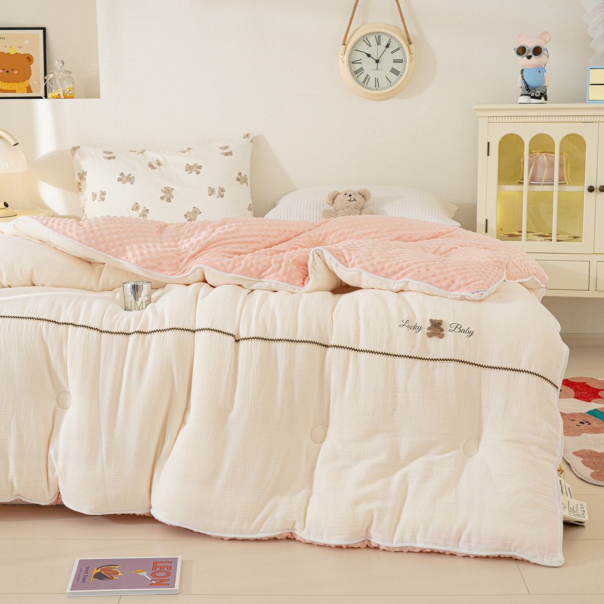 91家纺网 家纺一手货源 找家纺 芯恋家居 2025新款小香风A类母婴级全棉双层纱宝宝绒豆豆被保暖四季被 小香织带熊-奶白粉