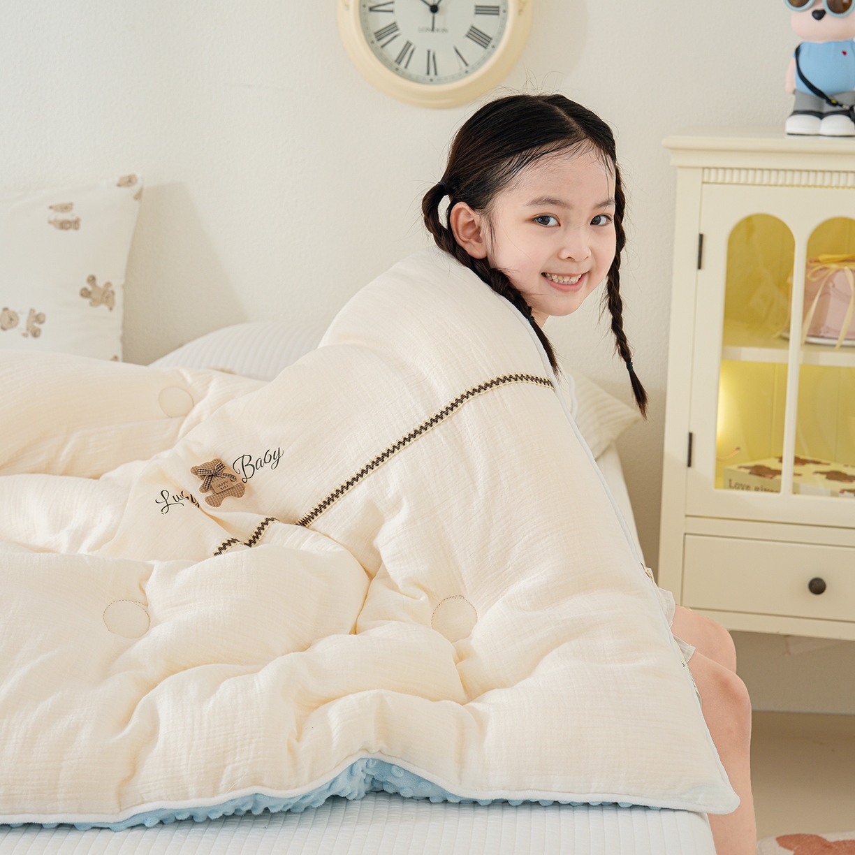91家纺网 家纺一手货源 找家纺 芯恋家居 2025新款小香风A类母婴级全棉双层纱宝宝绒豆豆被保暖四季被 小香织带熊-奶白蓝