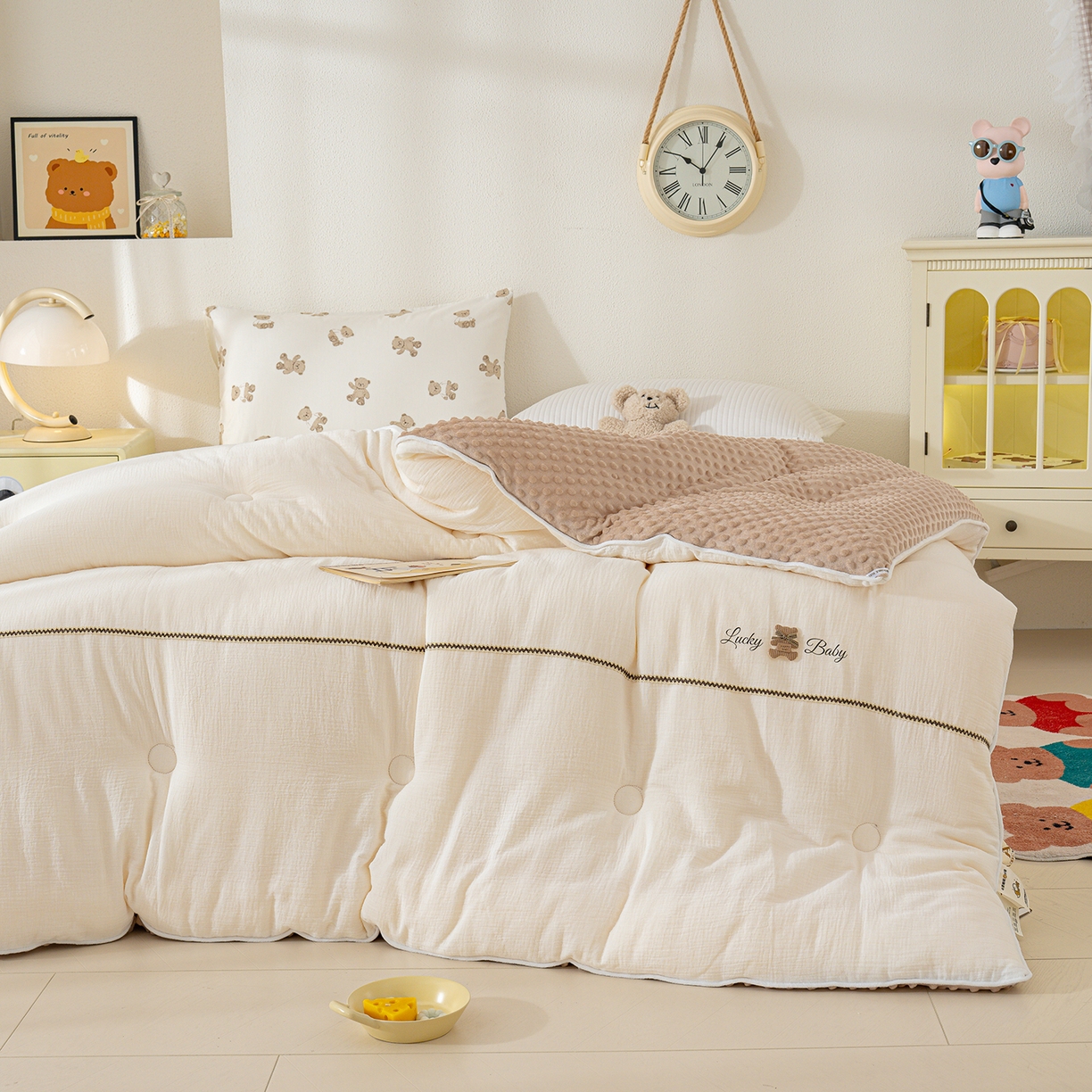 91家纺网 家纺一手货源 找家纺 芯恋家居 2025新款小香风A类母婴级全棉双层纱宝宝绒豆豆被保暖四季被 小香织带熊-奶白咖