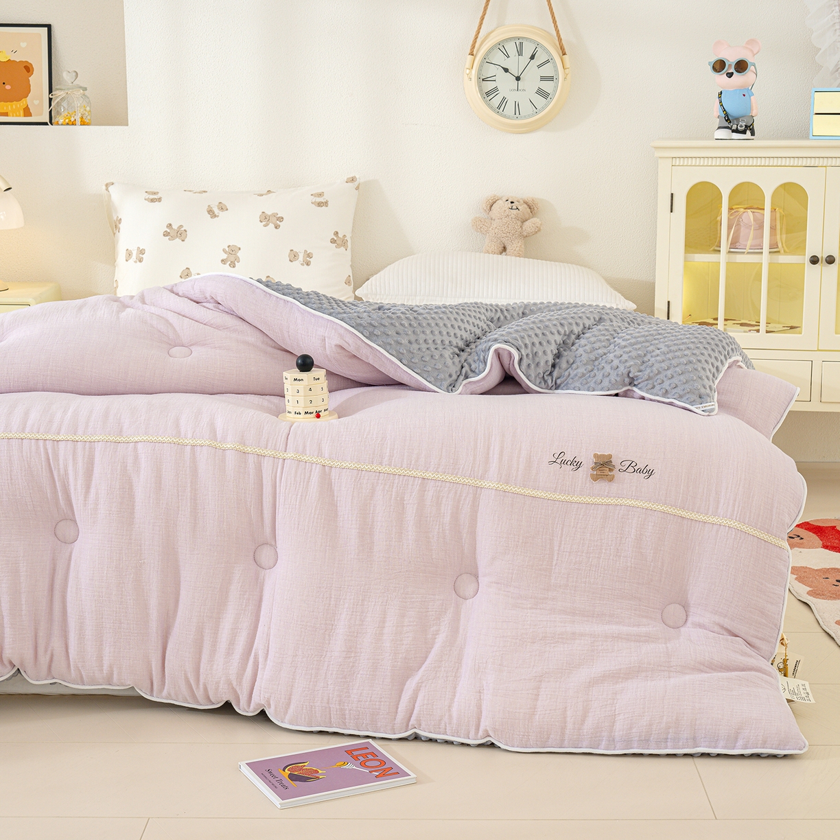 91家纺网 家纺一手货源 找家纺 芯恋家居 2025新款小香风A类母婴级全棉双层纱宝宝绒豆豆被保暖四季被 小香织带熊-浅紫灰