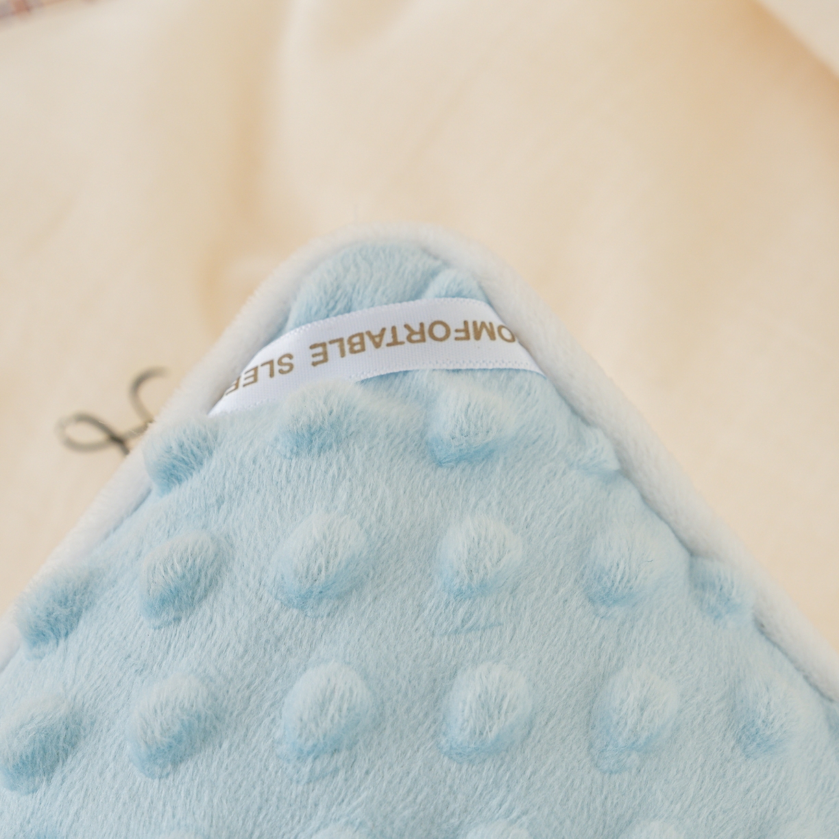 91家纺网 家纺一手货源 找家纺 芯恋家居 2025新款小香风A类母婴级全棉双层纱宝宝绒豆豆被保暖四季被 小香织带熊-奶白蓝