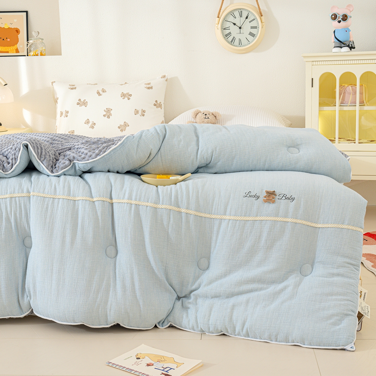 91家纺网 家纺一手货源 找家纺 芯恋家居 2025新款小香风A类母婴级全棉双层纱宝宝绒豆豆被保暖四季被 小香织带熊-蓝灰