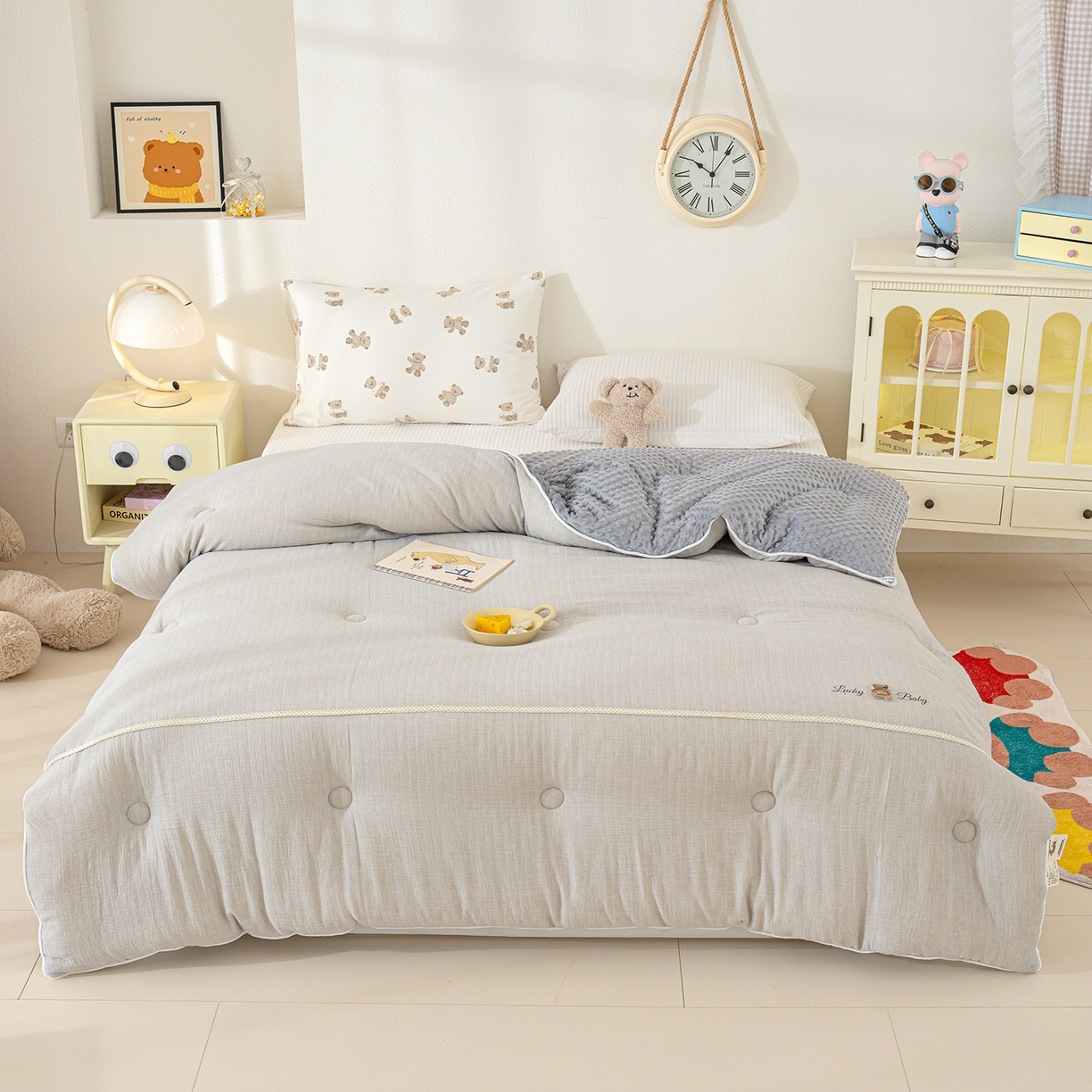 91家纺网 家纺一手货源 找家纺 芯恋家居 2025新款小香风A类母婴级全棉双层纱宝宝绒豆豆被保暖四季被 小香织带熊-雾霾灰