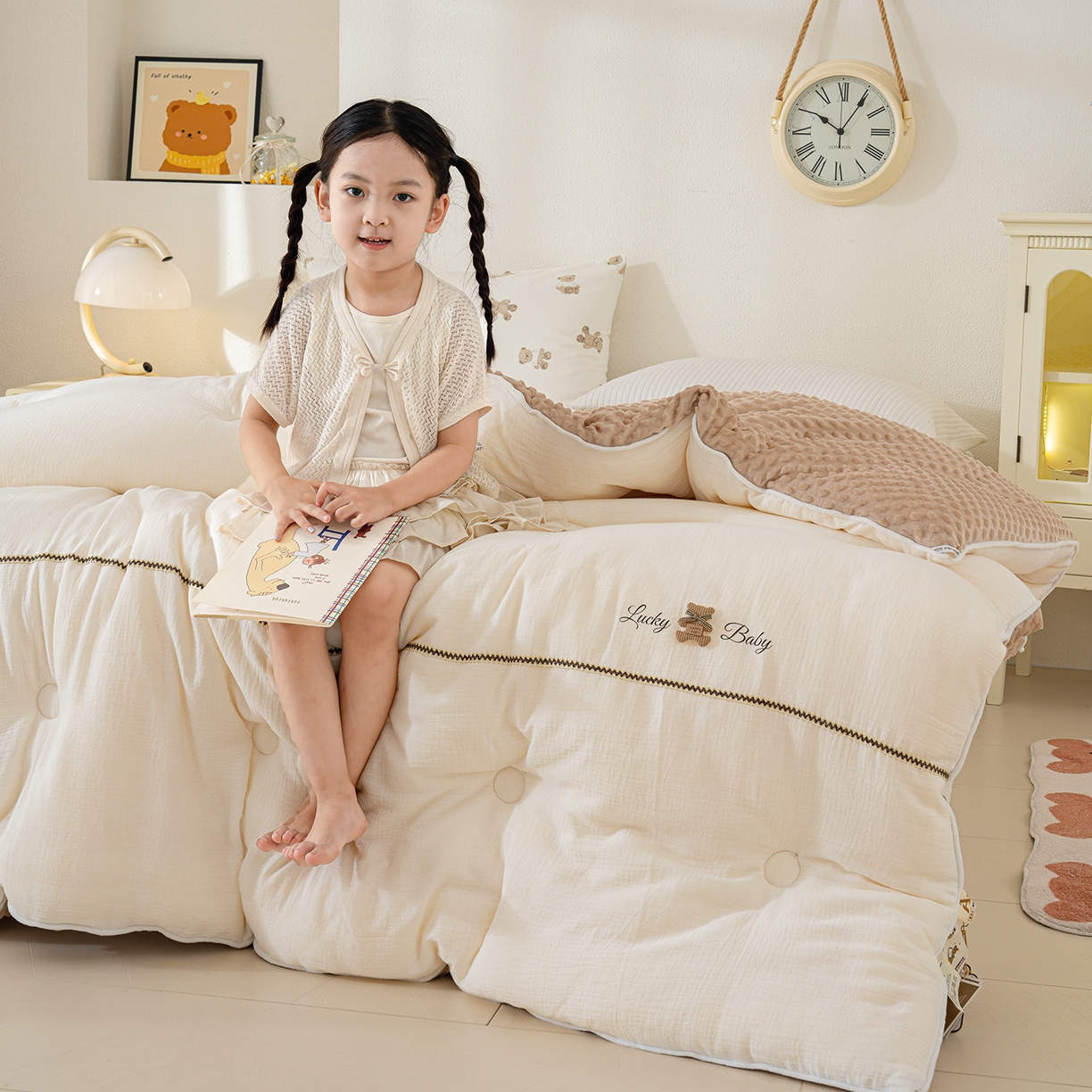 91家纺网 家纺一手货源 找家纺 芯恋家居 2025新款小香风A类母婴级全棉双层纱宝宝绒豆豆被保暖四季被 小香织带熊-奶白咖