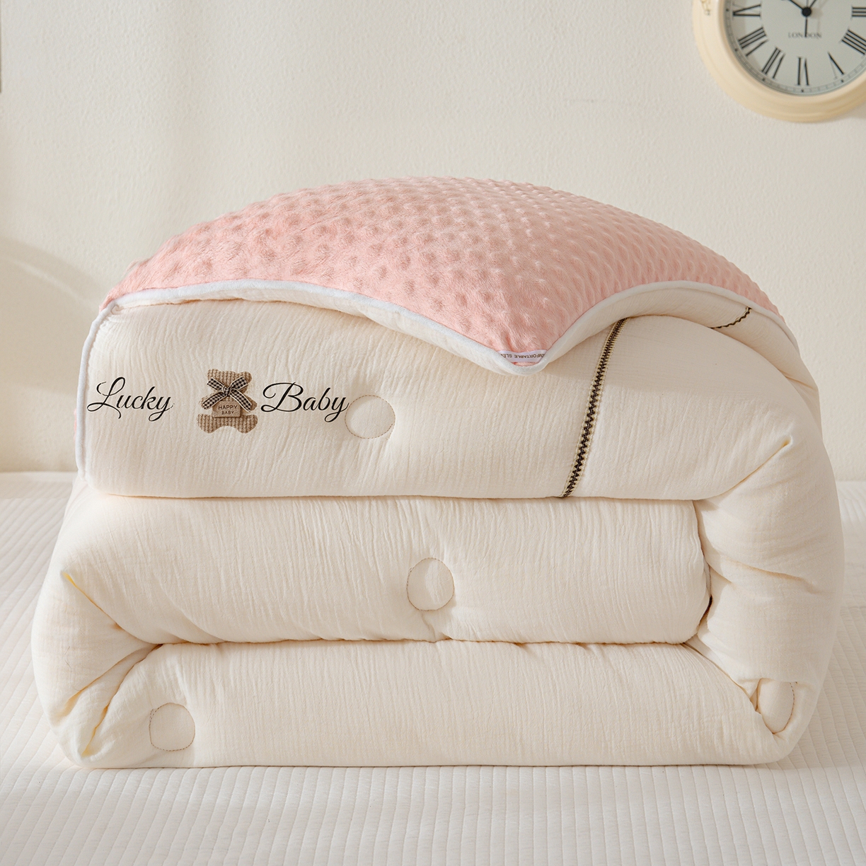 91家纺网 家纺一手货源 找家纺 芯恋家居 2025新款小香风A类母婴级全棉双层纱宝宝绒豆豆被保暖四季被 小香织带熊-奶白粉