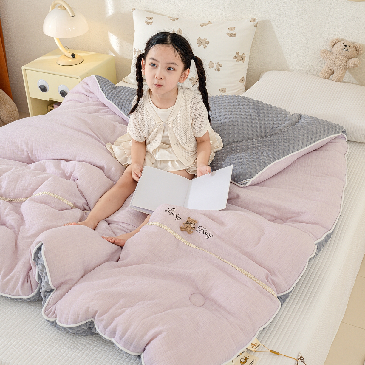 91家纺网 家纺一手货源 找家纺 芯恋家居 2025新款小香风A类母婴级全棉双层纱宝宝绒豆豆被保暖四季被 小香织带熊-浅紫灰