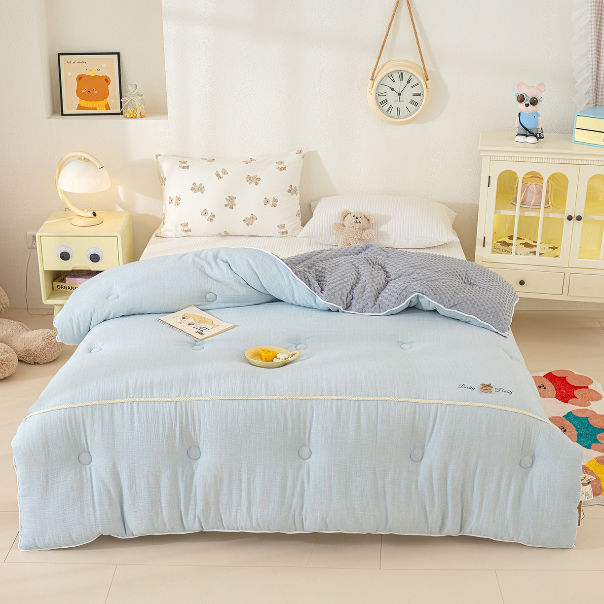 91家纺网 家纺一手货源 找家纺 芯恋家居 2025新款小香风A类母婴级全棉双层纱宝宝绒豆豆被保暖四季被 小香织带熊-蓝灰